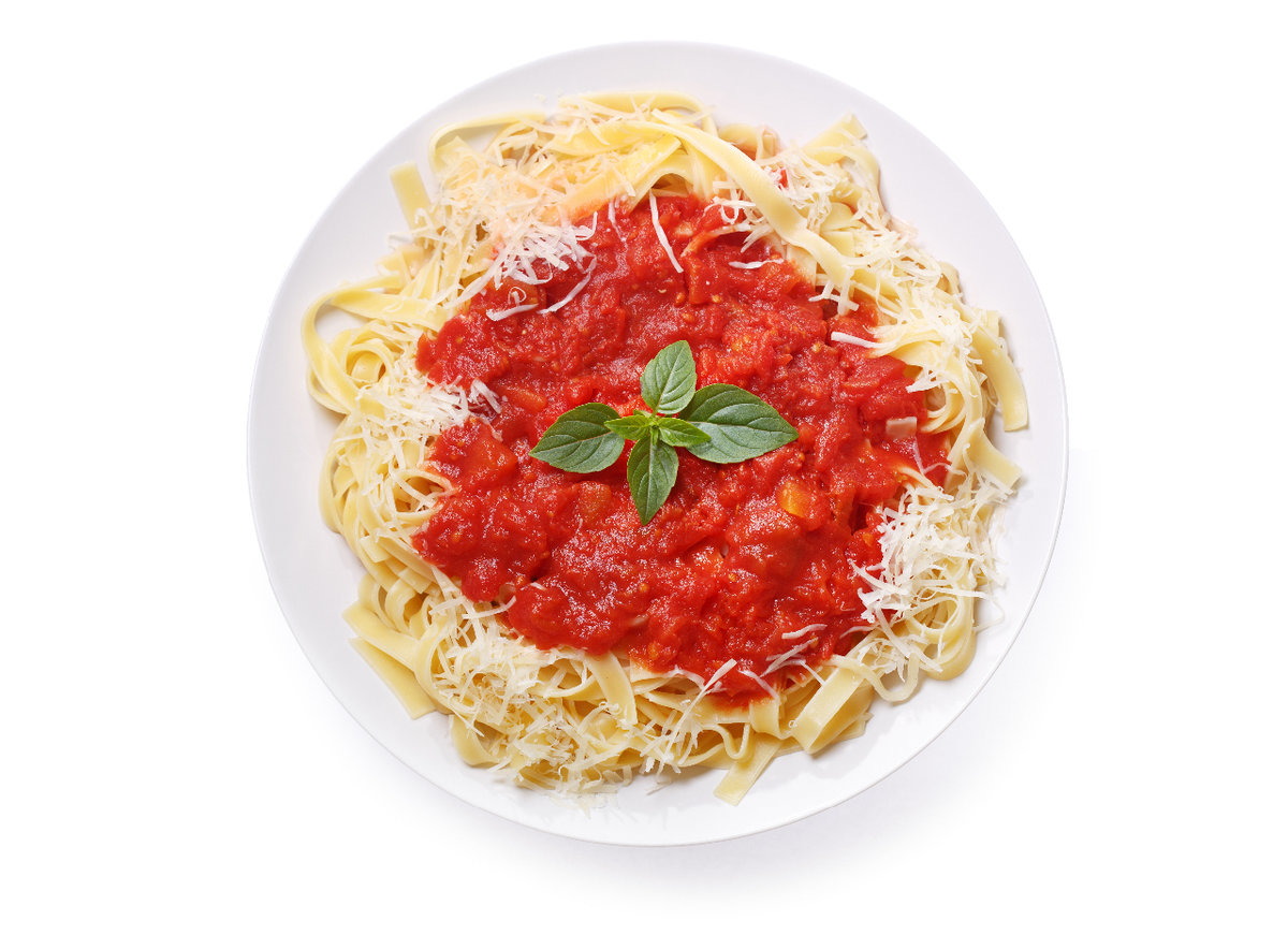 plate of pasta with tomato sauce 